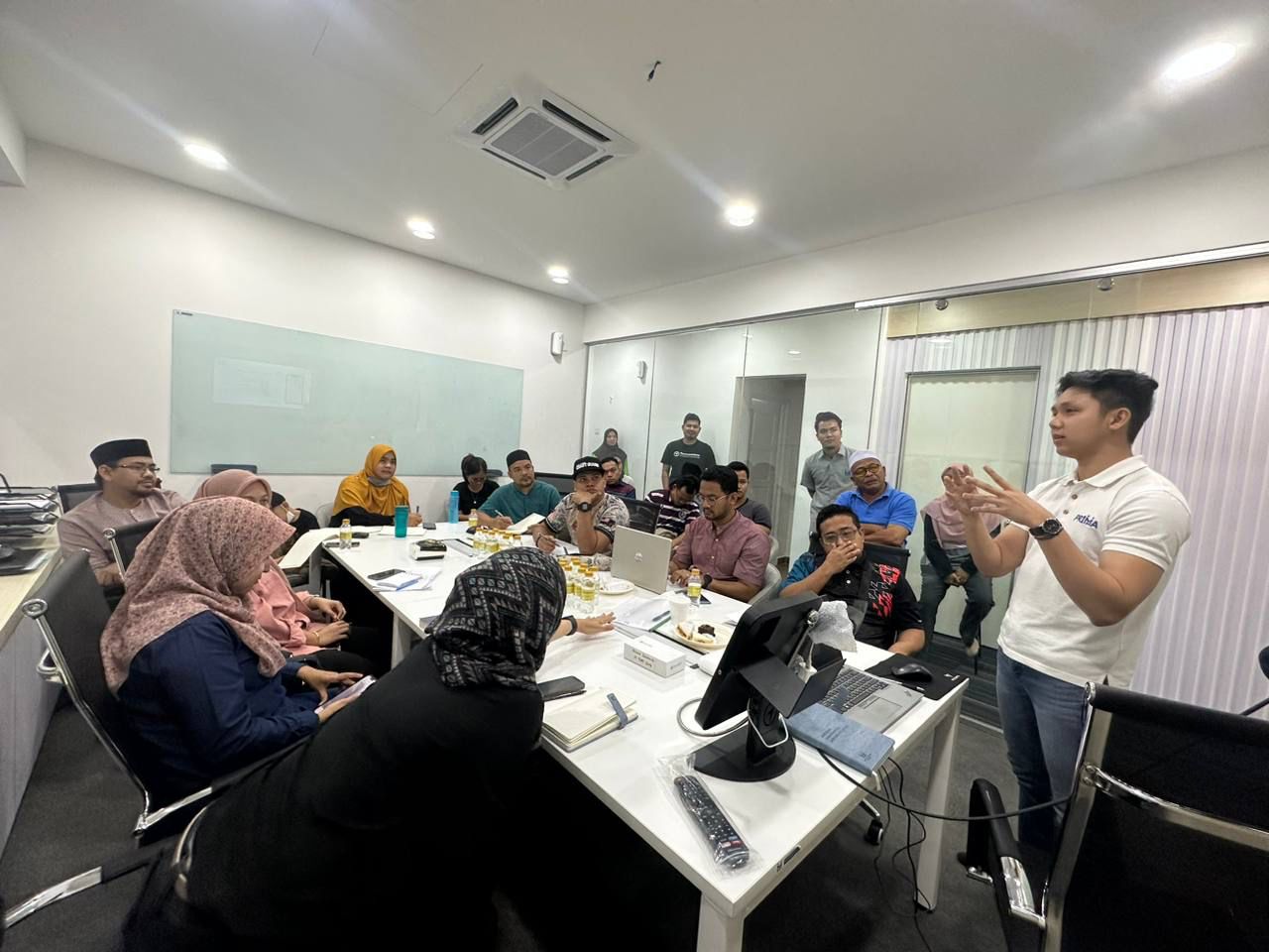 Cover image of Community Past Program: Community Apps – Presentation of community apps to Residensi Gambang Baru 1 residents.