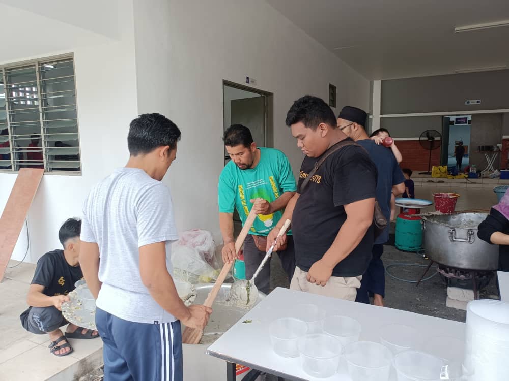 Cover image of Community Past Program: Sumbangan Ramadan – Distribution of Bubur Lambuk to Residensi Seri Mahkota Maju, Pahang.