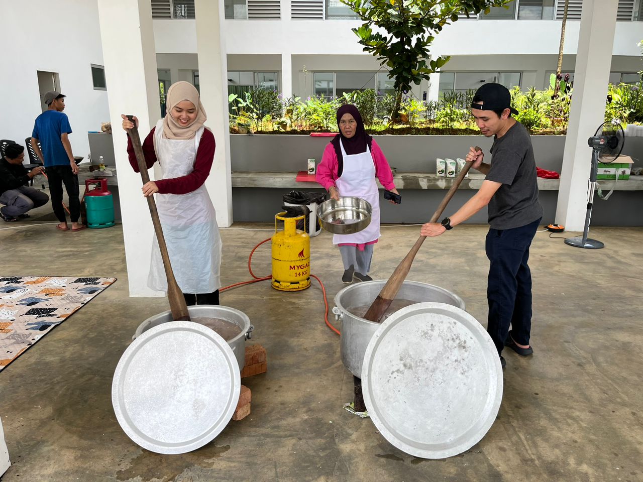 Cover image of Community Past Program: Sumbangan Ramadan – Distribution of Bubur Lambuk to Bintawa Riverfront residents.