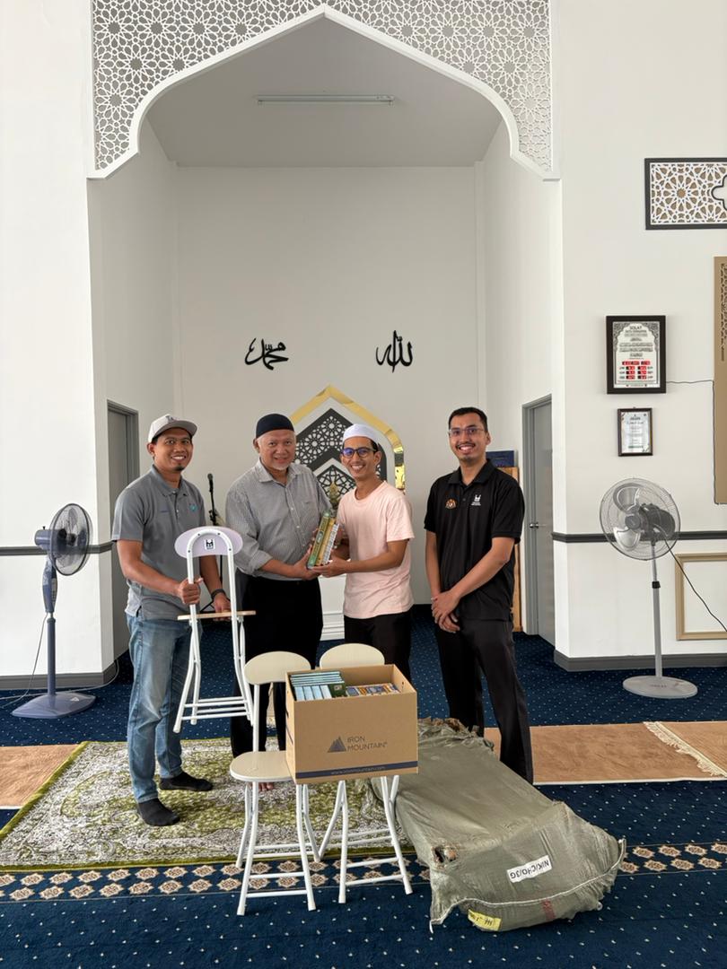 Cover image of Community Past Program: Wakaf Program - Penyerahan 10 Set Wakaf Al-Quran dan 10 Set Kerusi Lipat kepada Imam Surau Residensi Seremban Sentral, Negeri Sembilan